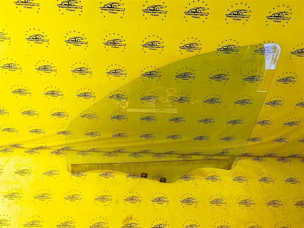 Стекло двери Renault Duster 803015990R HS, переднее левое