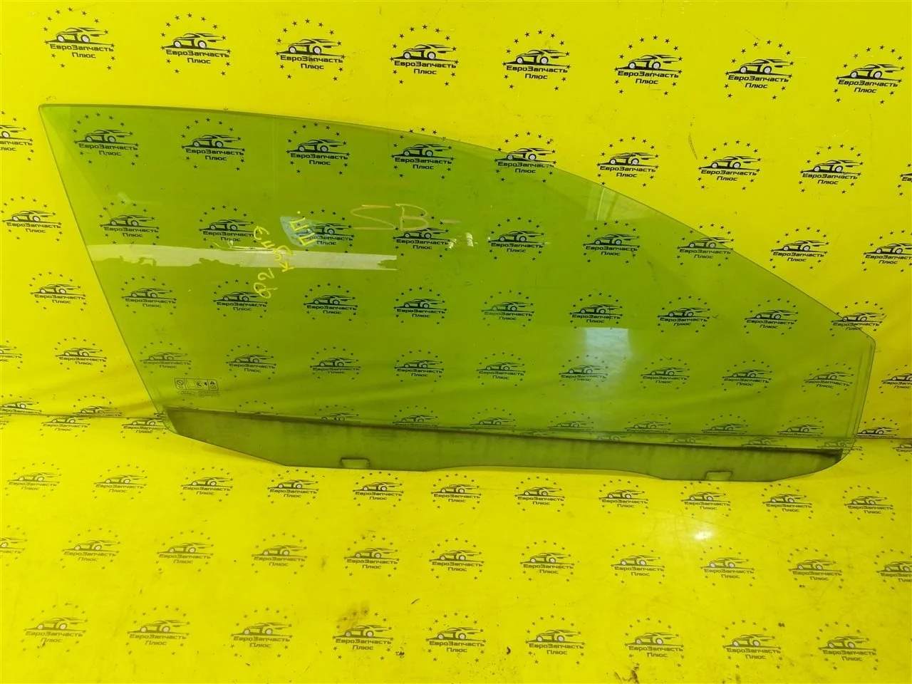 Стекло двери Ford Focus 2 1342625, переднее правое