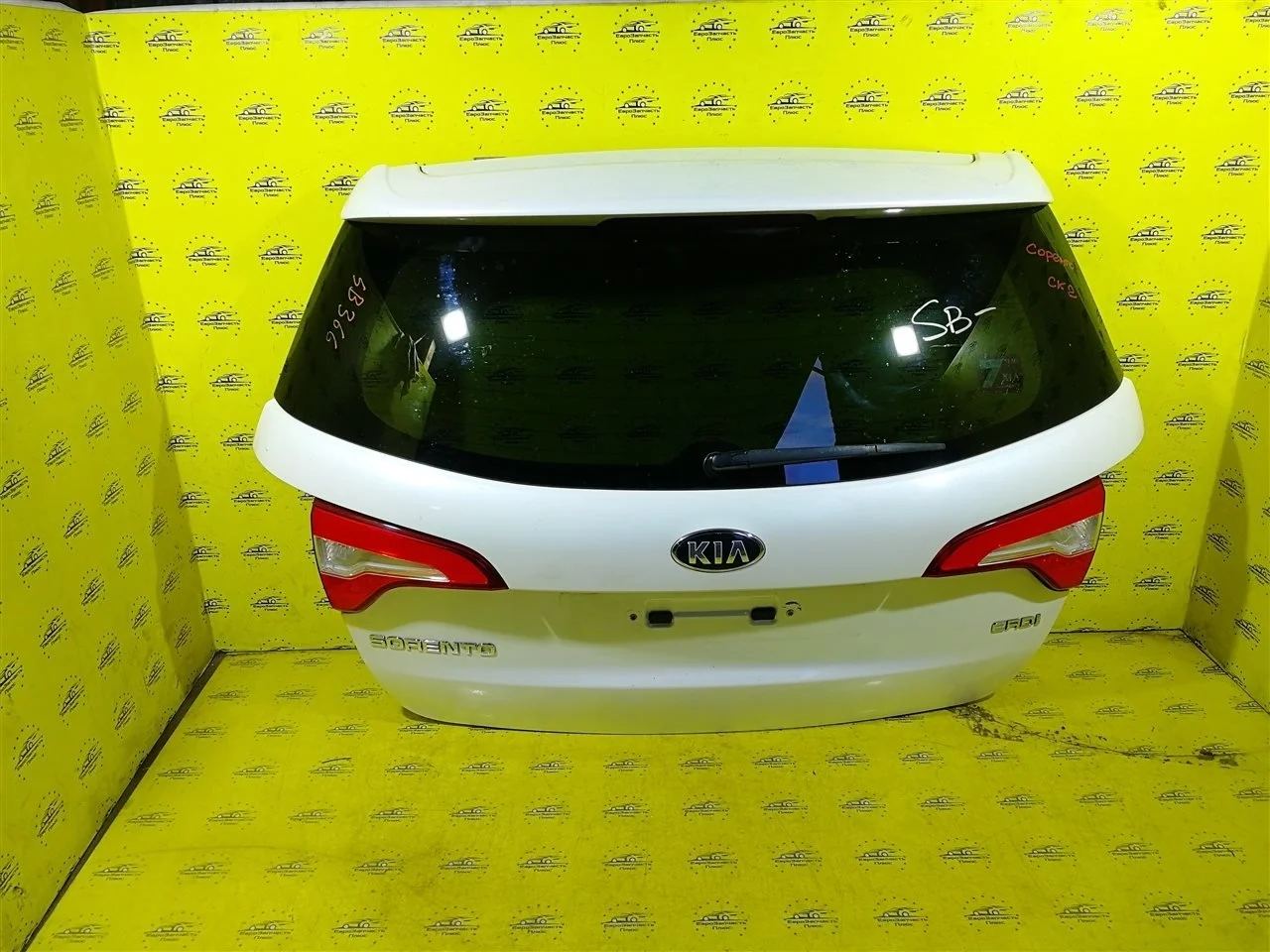 Крышка багажника Kia Sorento 2 737002P550 XM