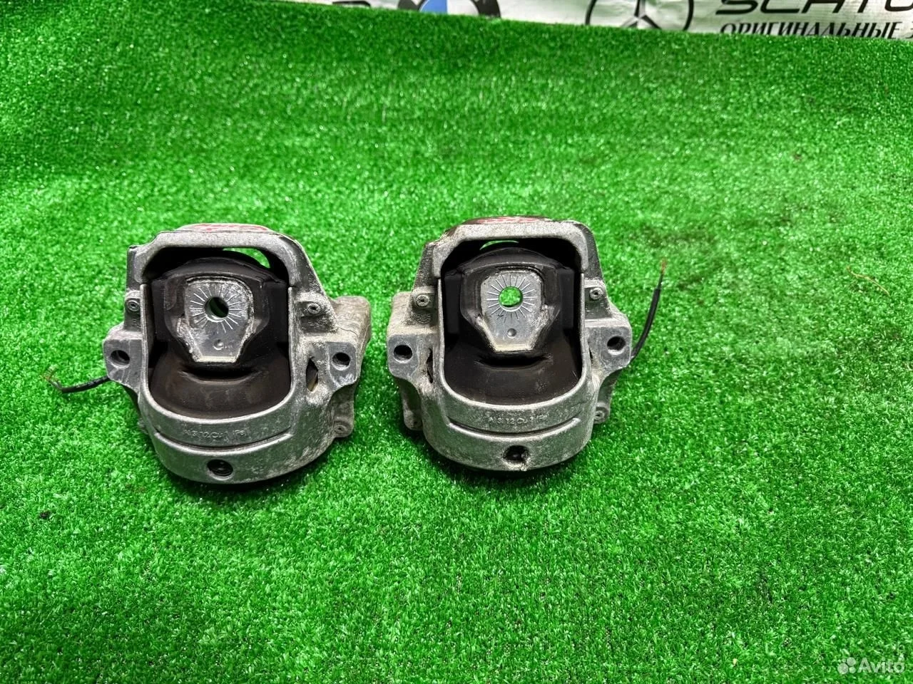 Подушка двигателя (опора) vag 8r0199381