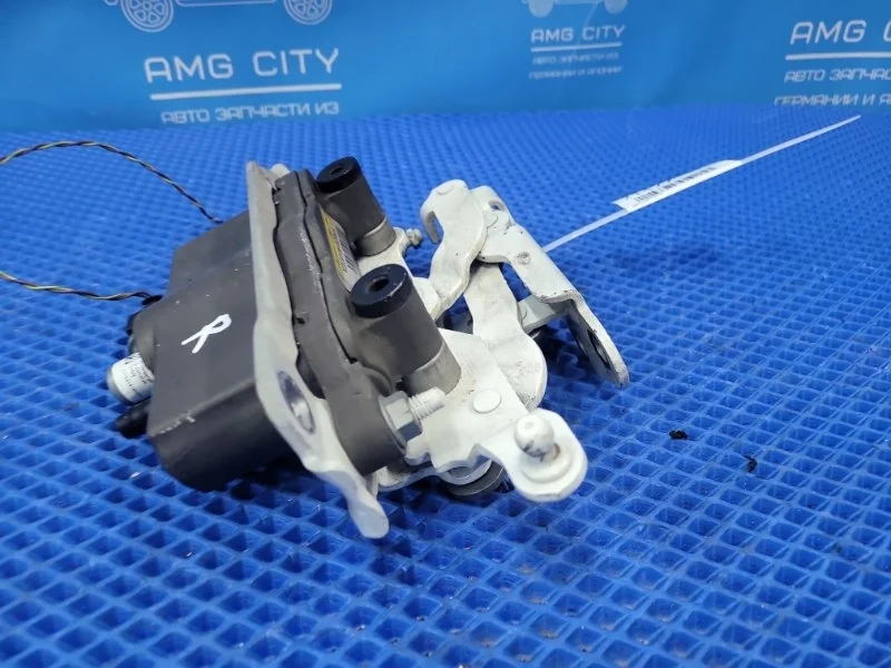 Петля капота правая Mercedes-Benz C-class W204