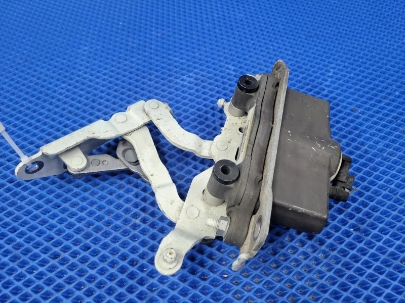 Петля капота левая Mercedes-Benz C-class W204