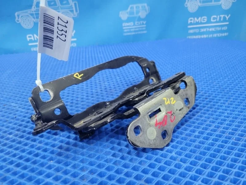 Петля капота правая Mercedes-Benz C-class W204