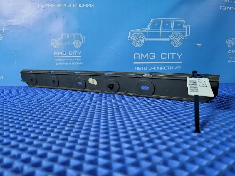Крепление бампера заднее правое Mercedes-Benz