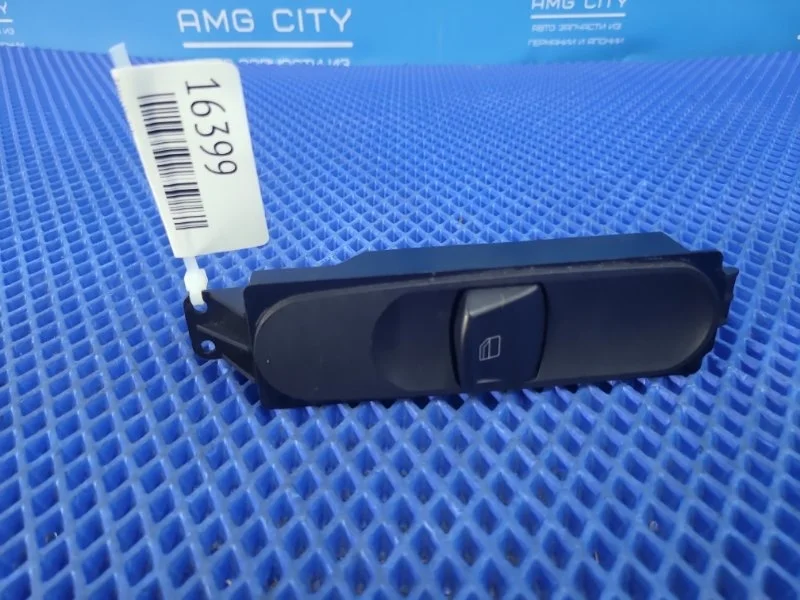 Кнопка стеклоподъемника передняя правая