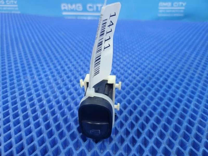 Кнопка стеклоподъемника передняя правая