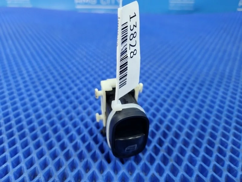 Кнопка стеклоподъемника передняя правая