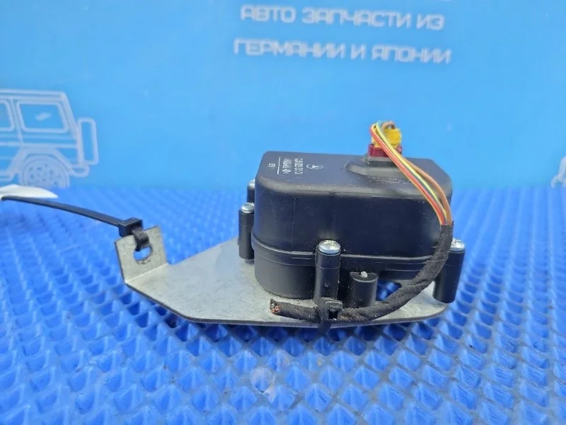 Моторчик oткpывания форточки задний левый