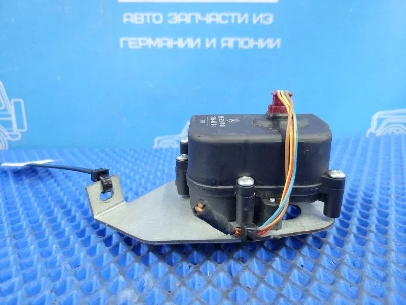 Моторчик oткpывания форточки задний левый