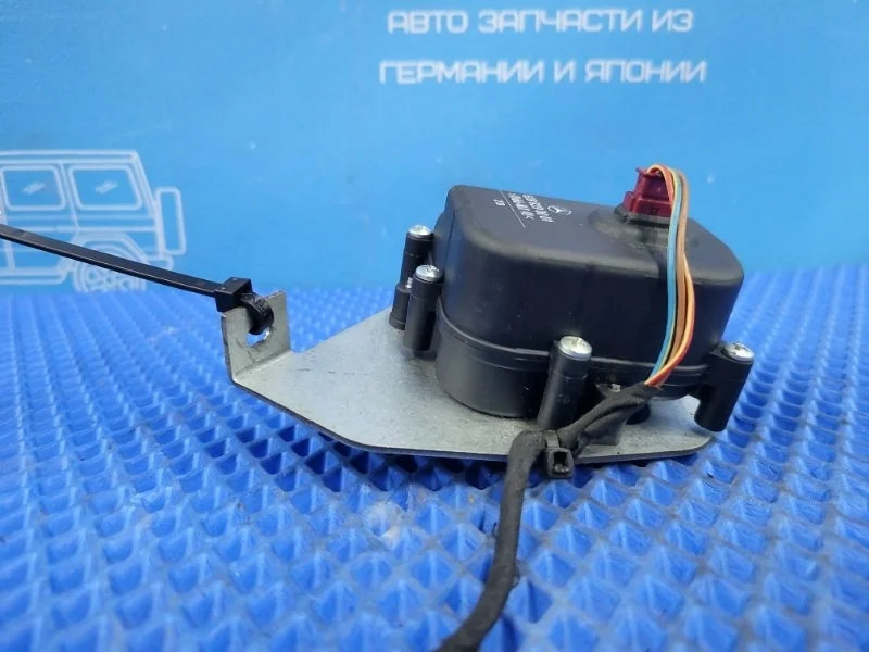 Моторчик oткpывания форточки задний левый