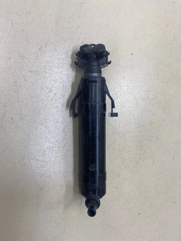 Форсунка омывателя фары левая Volkswagen Passat B7