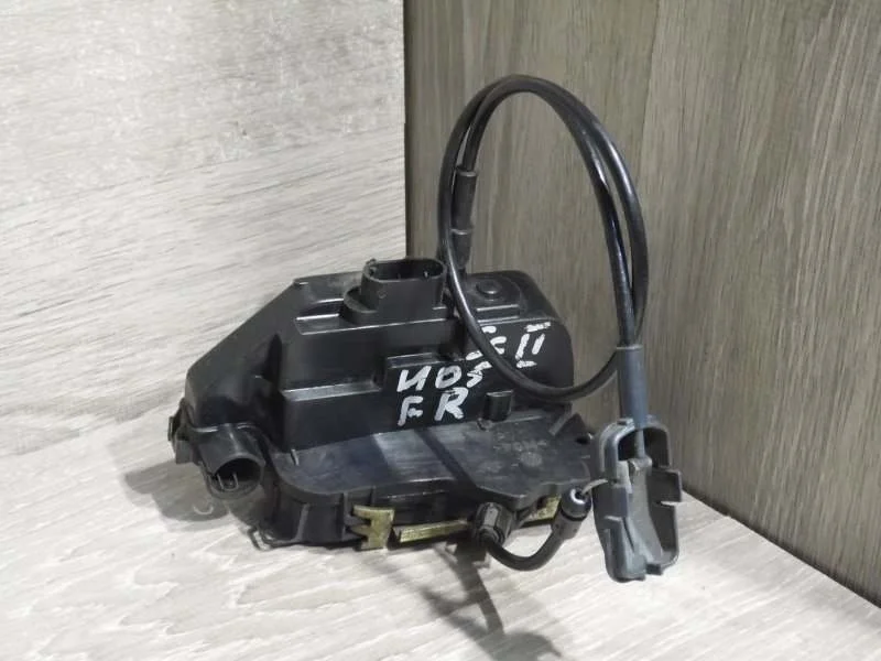 Замок боковой двери Renault Scenic 2003-2010 8200027781 2, передний правый