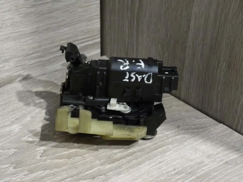 Замок боковой двери Renault Duster 2010-2015 805021840R 1, передний правый