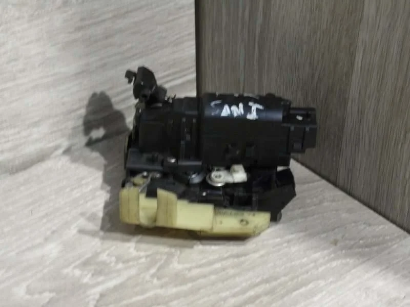 Замок боковой двери Renault Duster 2010-2015 805021840R 1, передний правый