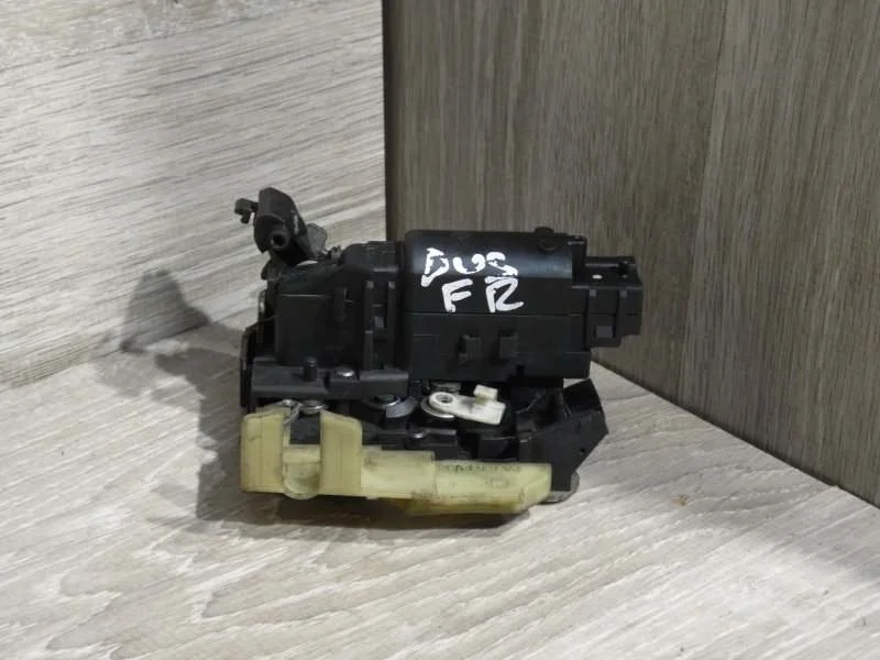 Замок боковой двери Renault Duster 2010-2015 805021840R 1, передний правый