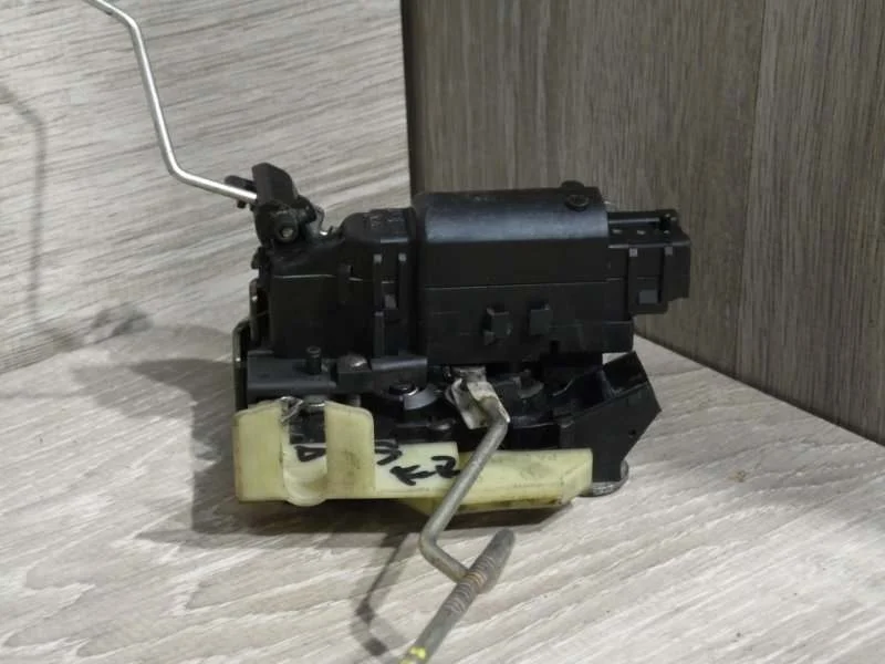 Замок боковой двери Renault Duster 2010-2015 805021840R 1, передний правый