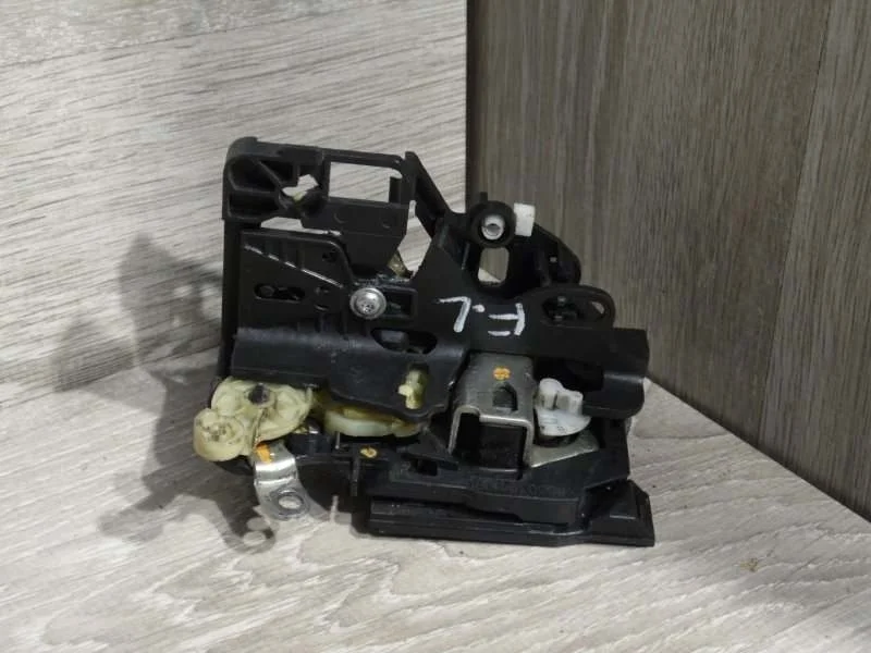 Замок боковой двери Renault Sandero 2013-2018 805034719R 2, передний левый