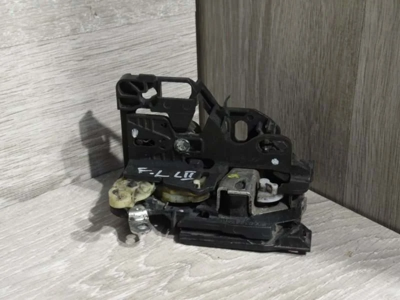 Замок боковой двери Renault Logan 2013-2018 805034719R 2, передний левый