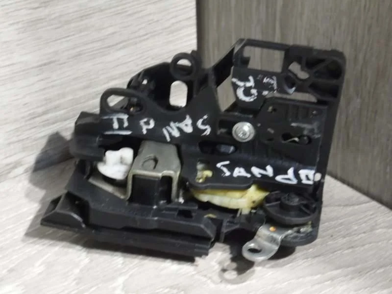 Замок боковой двери Renault Sandero 2013-2018 805022808R 2, передний правый