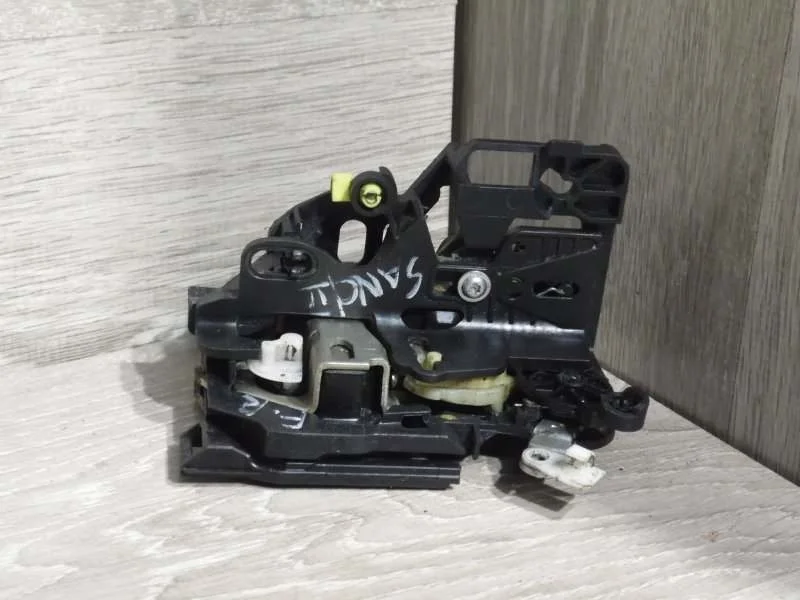 Замок боковой двери Renault Logan 2013-2018 805022808R 2, передний правый