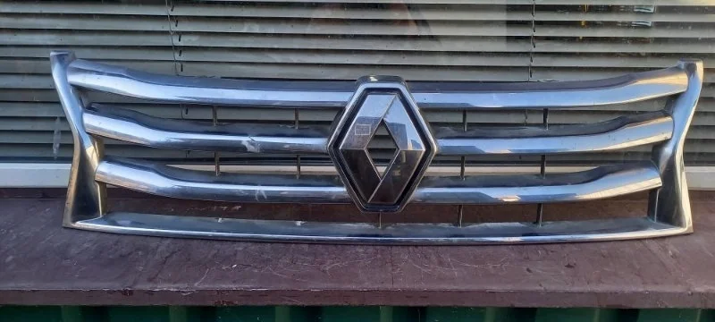 Решетка радиатора Renault Duster 2011 623825665R 1, передняя