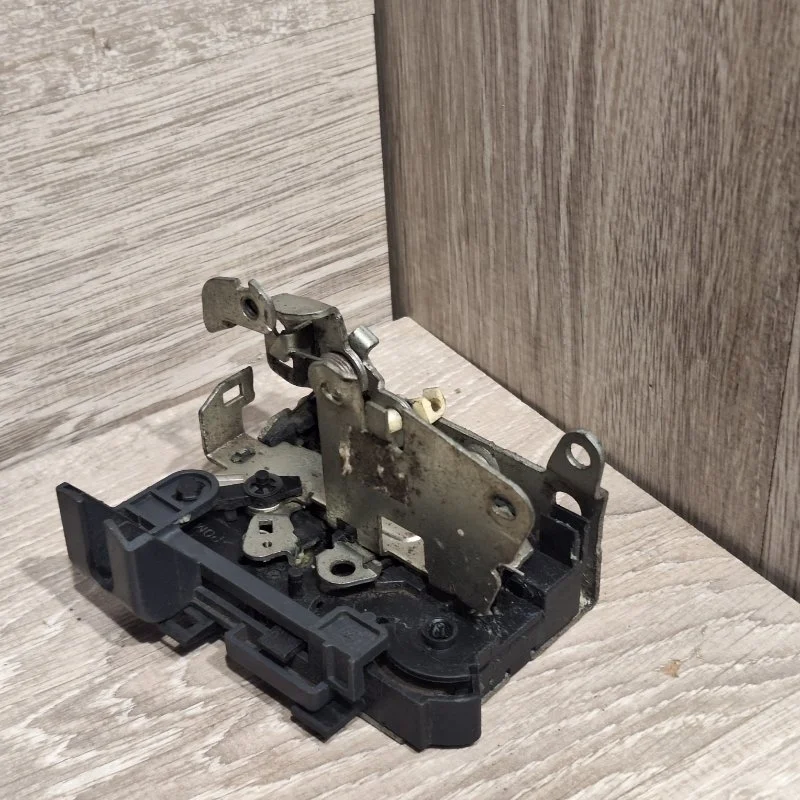 Замок боковой двери Renault Sandero 2004-2014 805021840R 1, передний правый