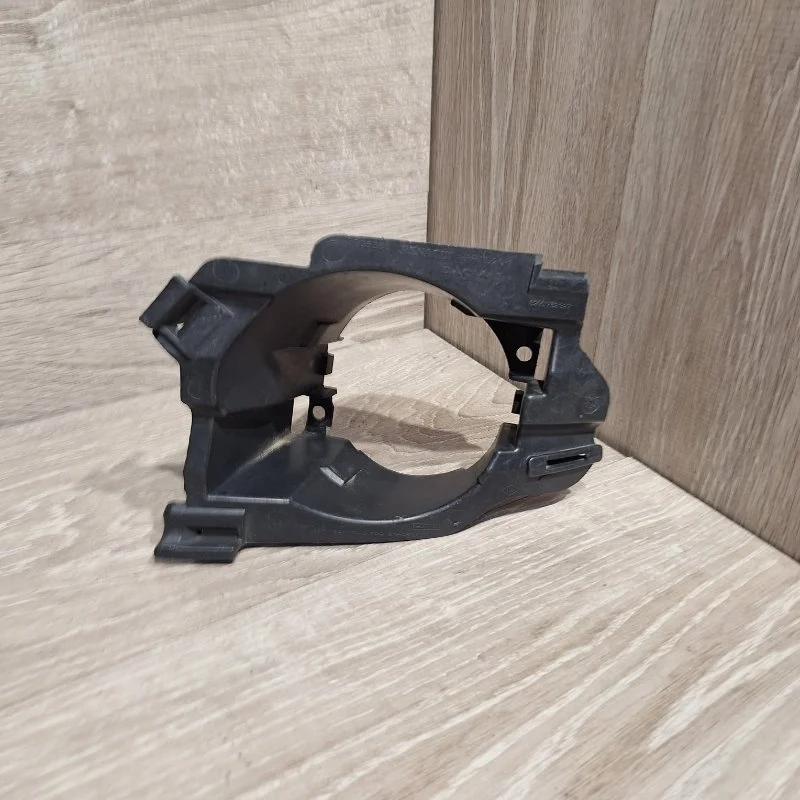 Кронштейн противотуманной фары Renault Logan 2004-2016 8200752827 1, передний левый