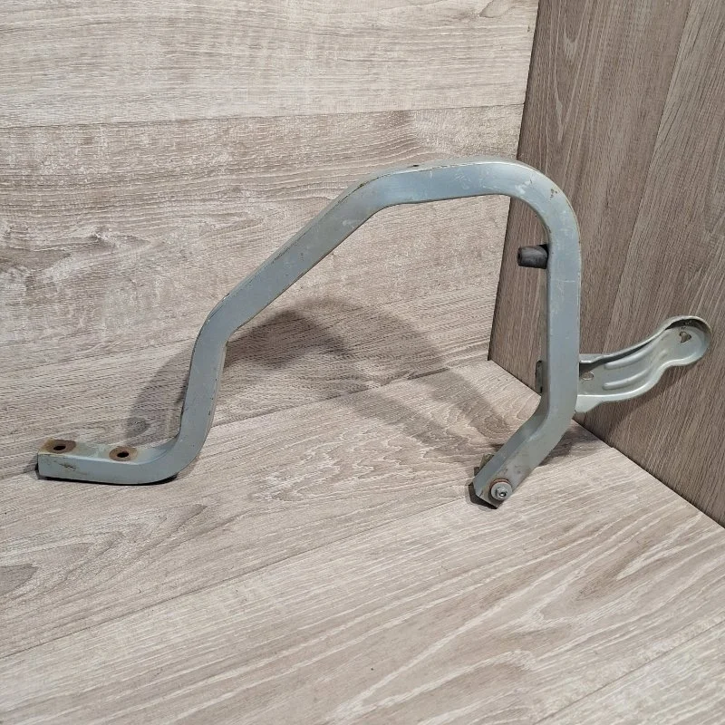 Петля крышки багажника Renault Logan 2004-2014 6001546880 1