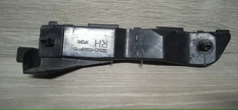 Кронштейн бампера Toyota Avensis 2002-2010 5253505020, передний правый