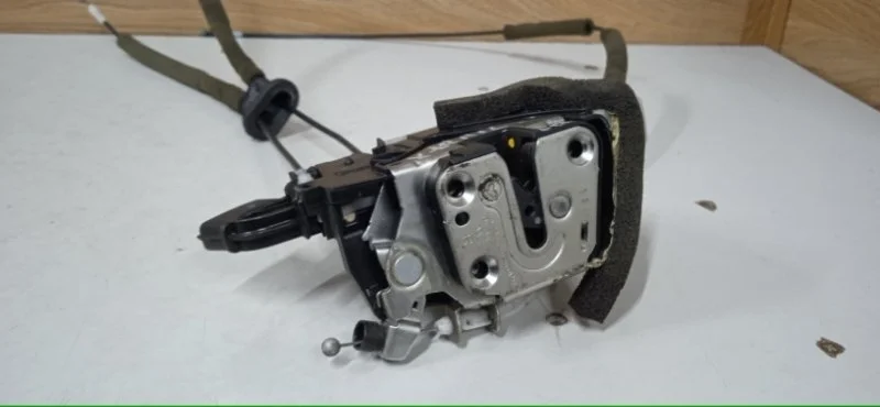 Замок двери Nissan X-Trail 2007-2015 80500JG400 T31, передний правый