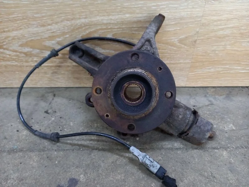 Кулак поворотный Peugeot Partner 2008-2018 364696 B9, передний левый