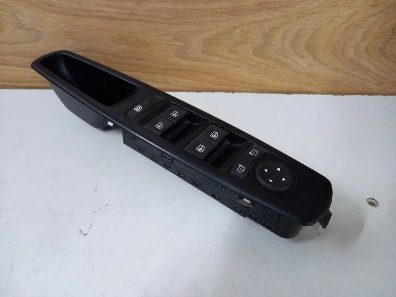 Блок управления стеклоподъемниками Renault Megane 2012 809610016R УНИВЕРСАЛ K9K 837