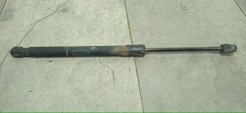 Амортизатор крышки багажника Renault Duster 2013 904520004R F4R B403, задний