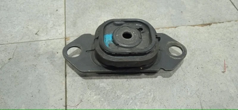 Кронштейн крепления КПП Renault Megane 2002-2009 8200352861 2, левый