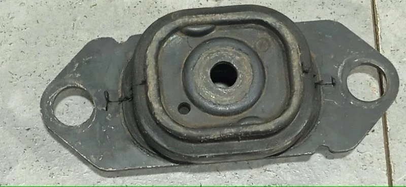 Кронштейн крепления КПП Renault Megane 2002-2009 8200352861 2, левый