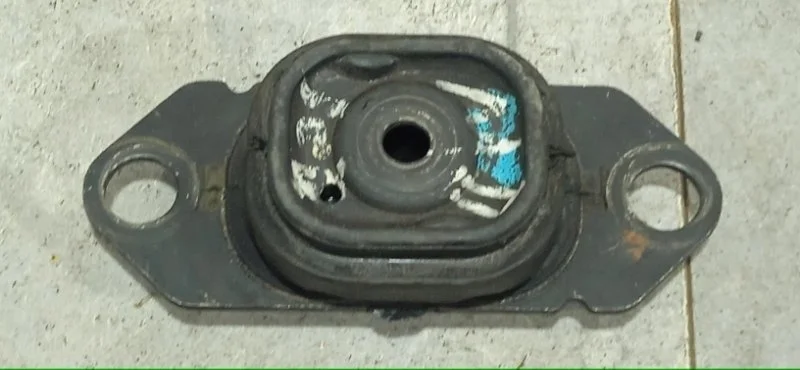 Кронштейн крепления КПП Renault Megane 2002-2009 8200352861 2