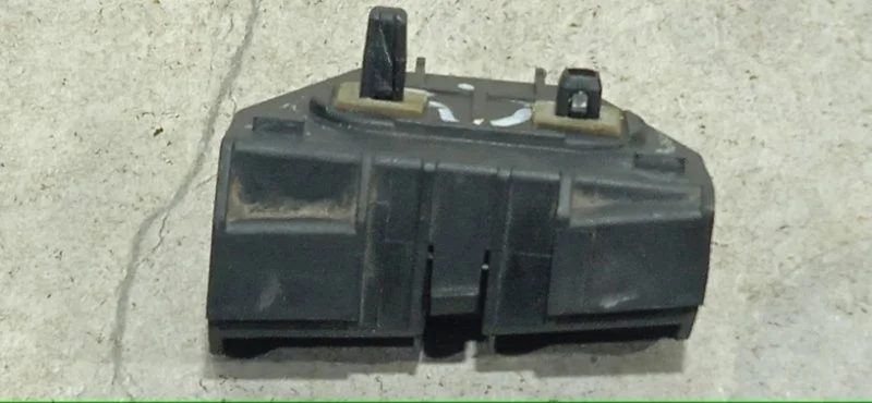 Кронштеин бампера Toyota Avensis 2002-2010 5256205010 T250, задний правый