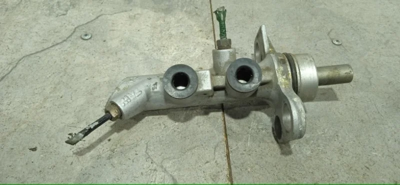 Главный тормозной цилиндр Renault Megane 2002-2009 7701207697 2