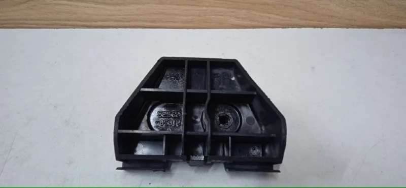 Кронштеин бампера Toyota Avensis 2002-2008 5256205010 T250, задний правый