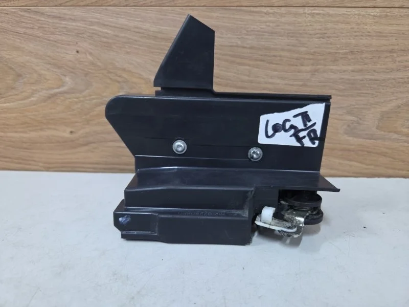 Замок боковой двери Renault Logan 2015 805022808R СЕДАН K7M 812, передний правый