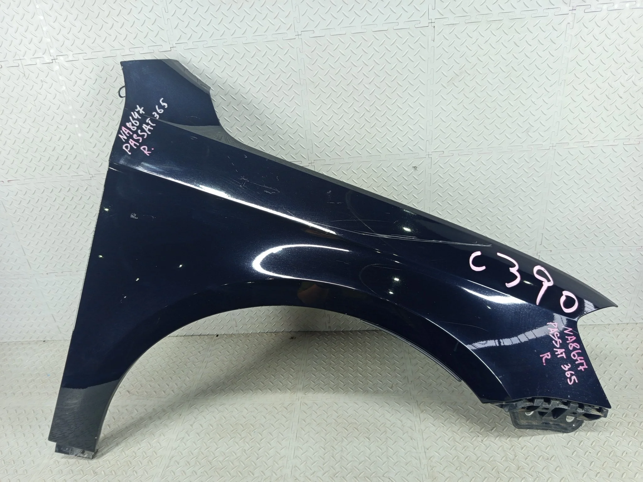 КРЫЛО VOLKSWAGEN PASSAT 362 365 B7 3AA821022B ПЕРЕДНЕЕ ПРАВОЕ черный, LC9X NA8647
