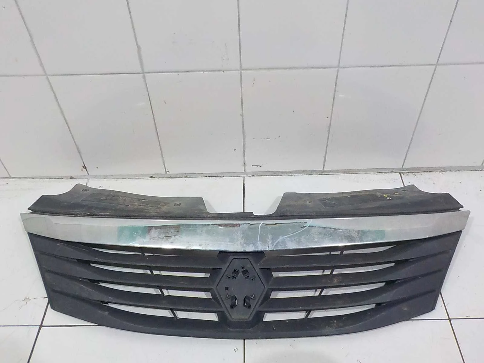 Решетка радиатора Renault Logan I (2004—2009)