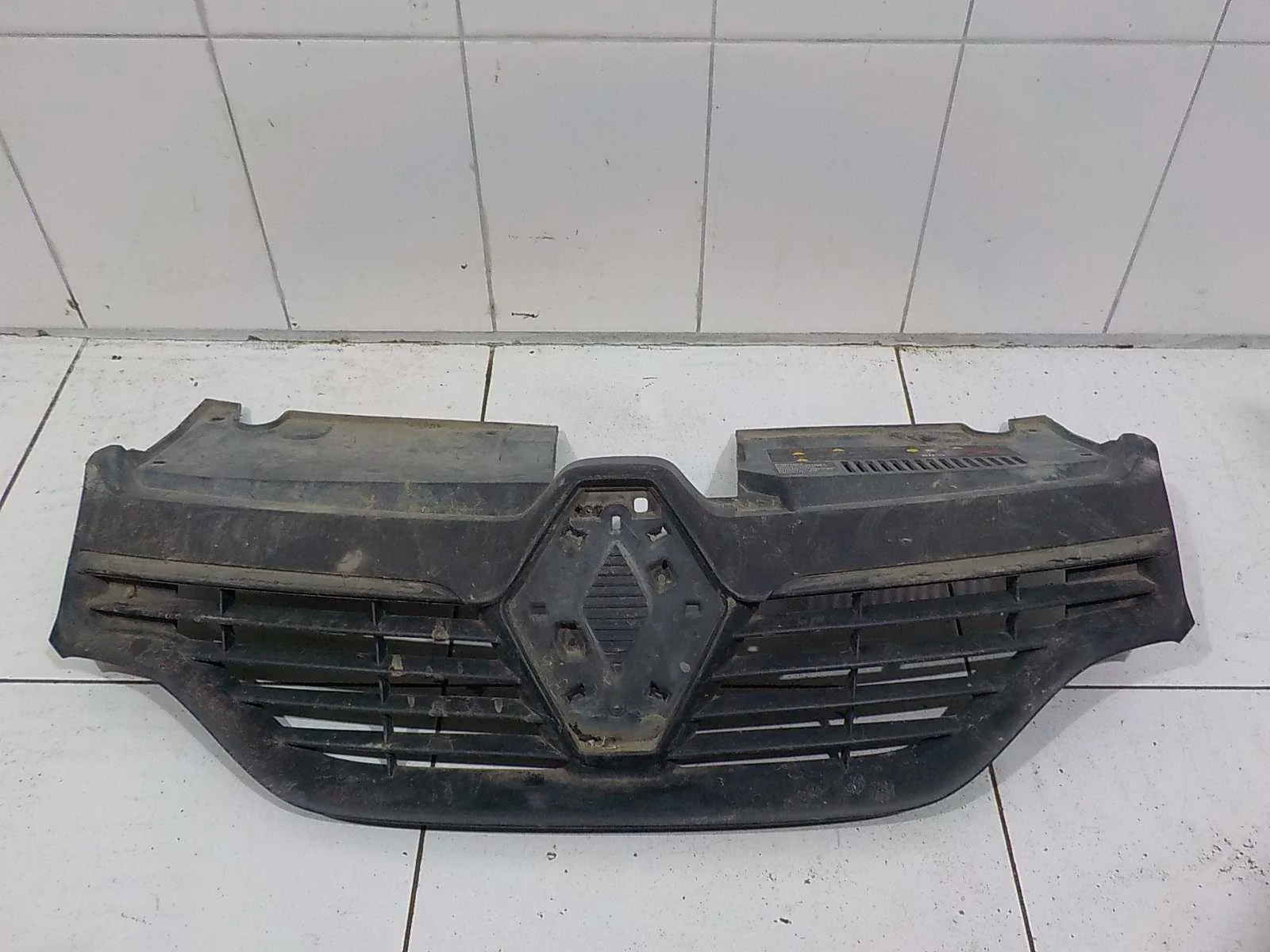 Решетка радиатора Renault Logan II (2012—2018)