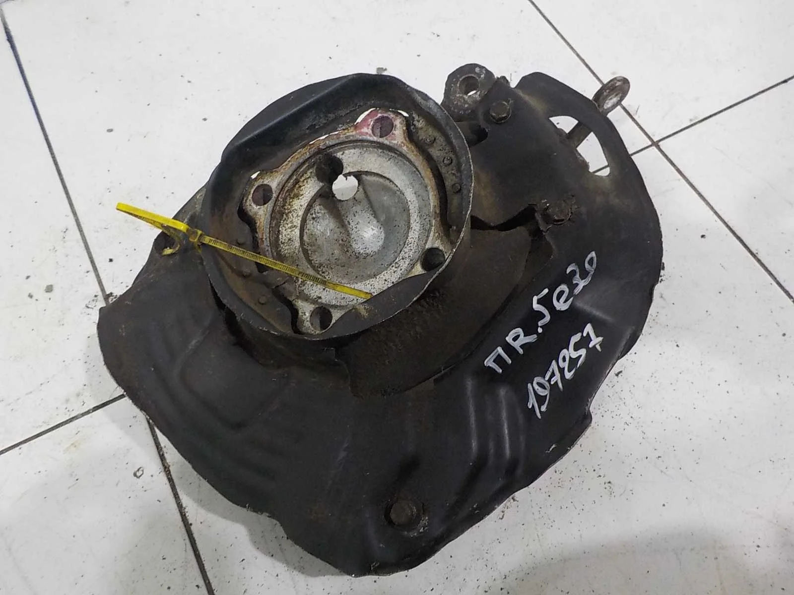 кулак поворотный BMW 5 серия E39 (1995—2000) Перед Право