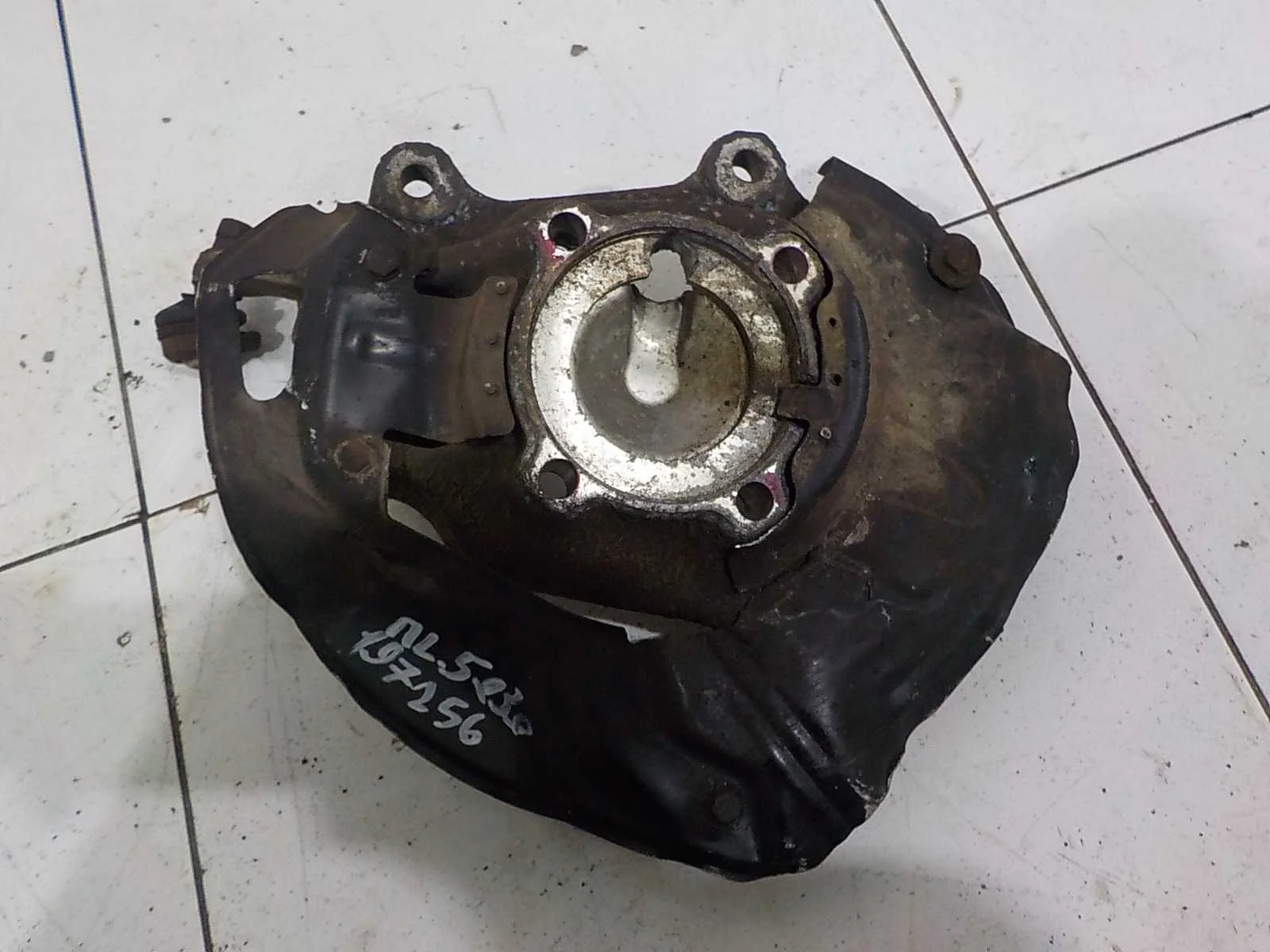 кулак поворотный BMW 5 серия E39 (1995—2000) Перед Лево