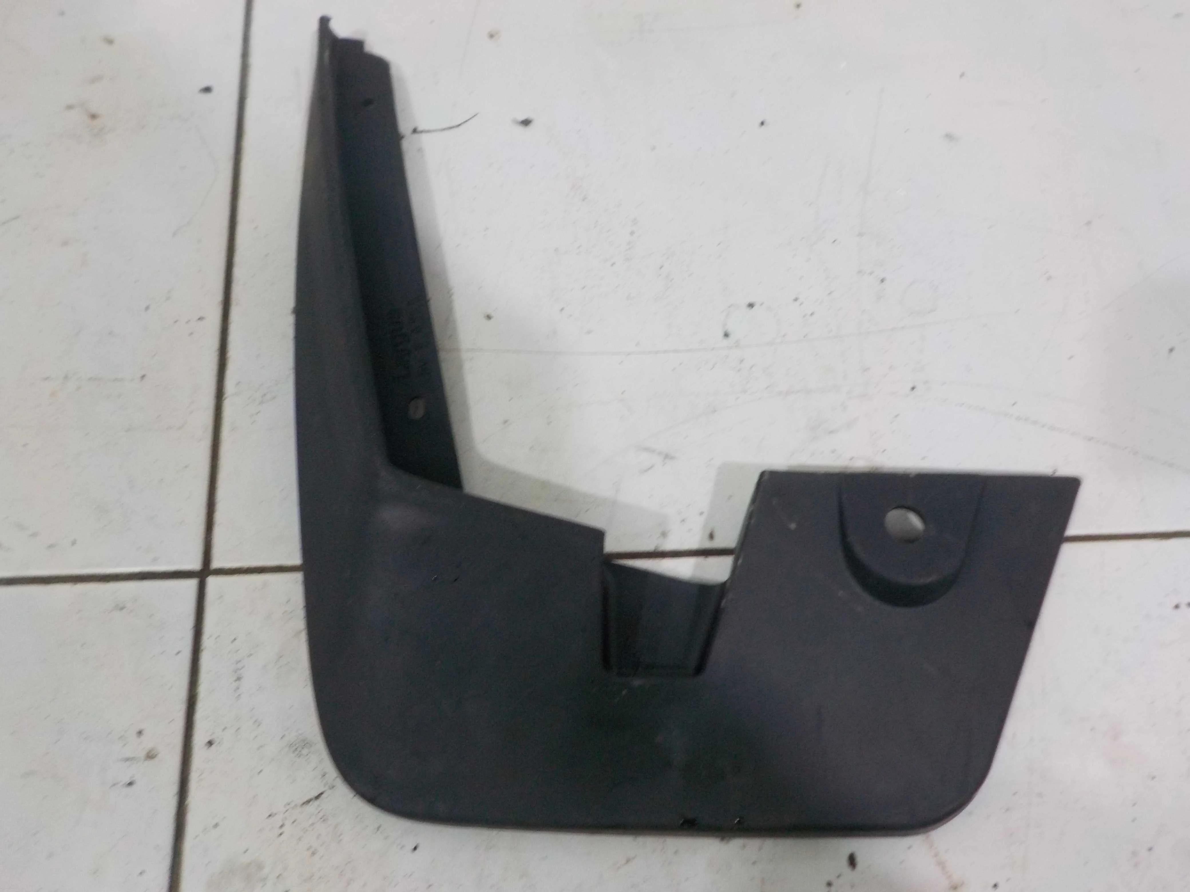 Брызговик Renault Logan II (2012—2018) Перед Лево