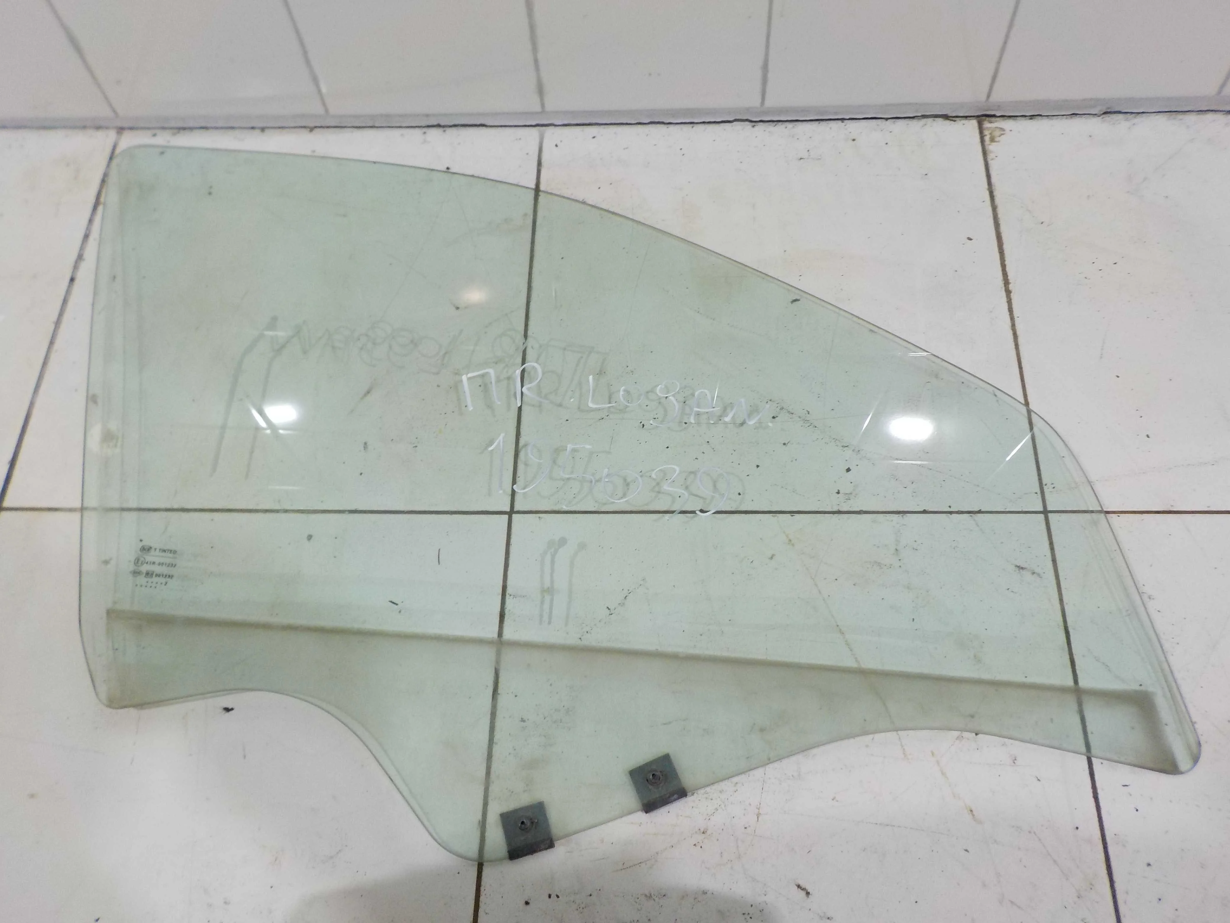 стекло Renault Logan I (2004—2009) Перед Право