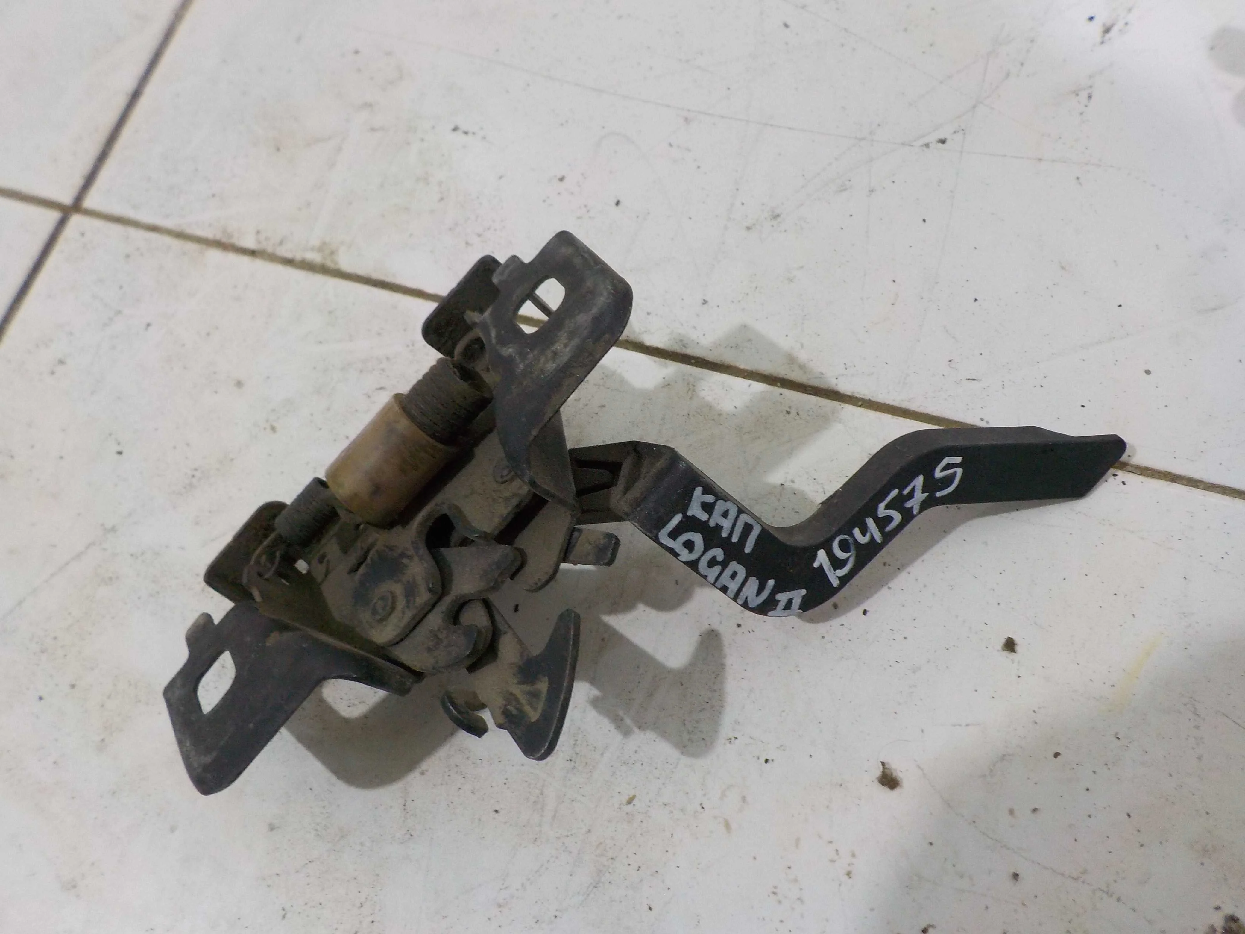 Замок капота Renault Logan II (2012—2018)