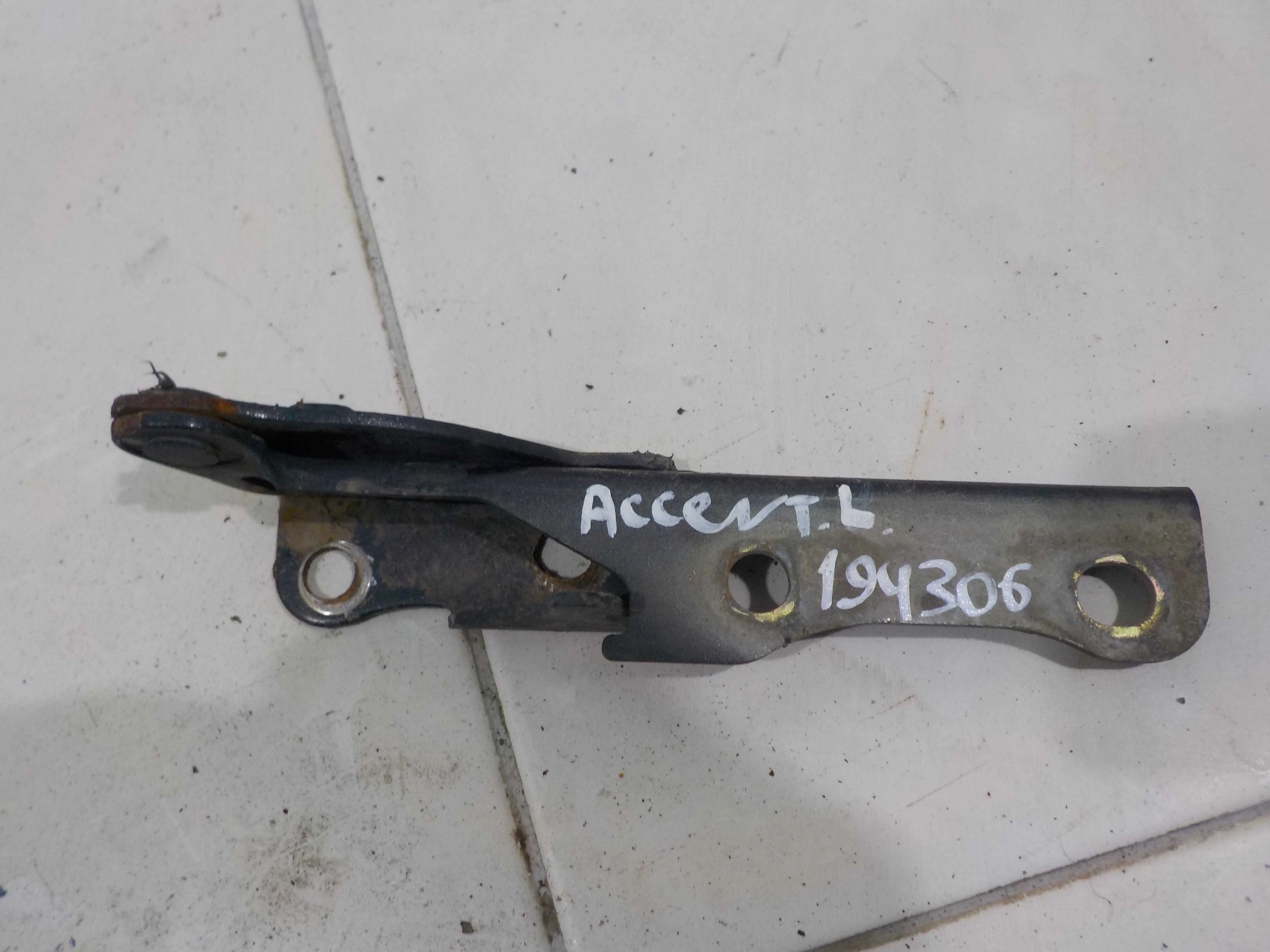 Петля капота Hyundai Accent II (1999—2012)  Лево