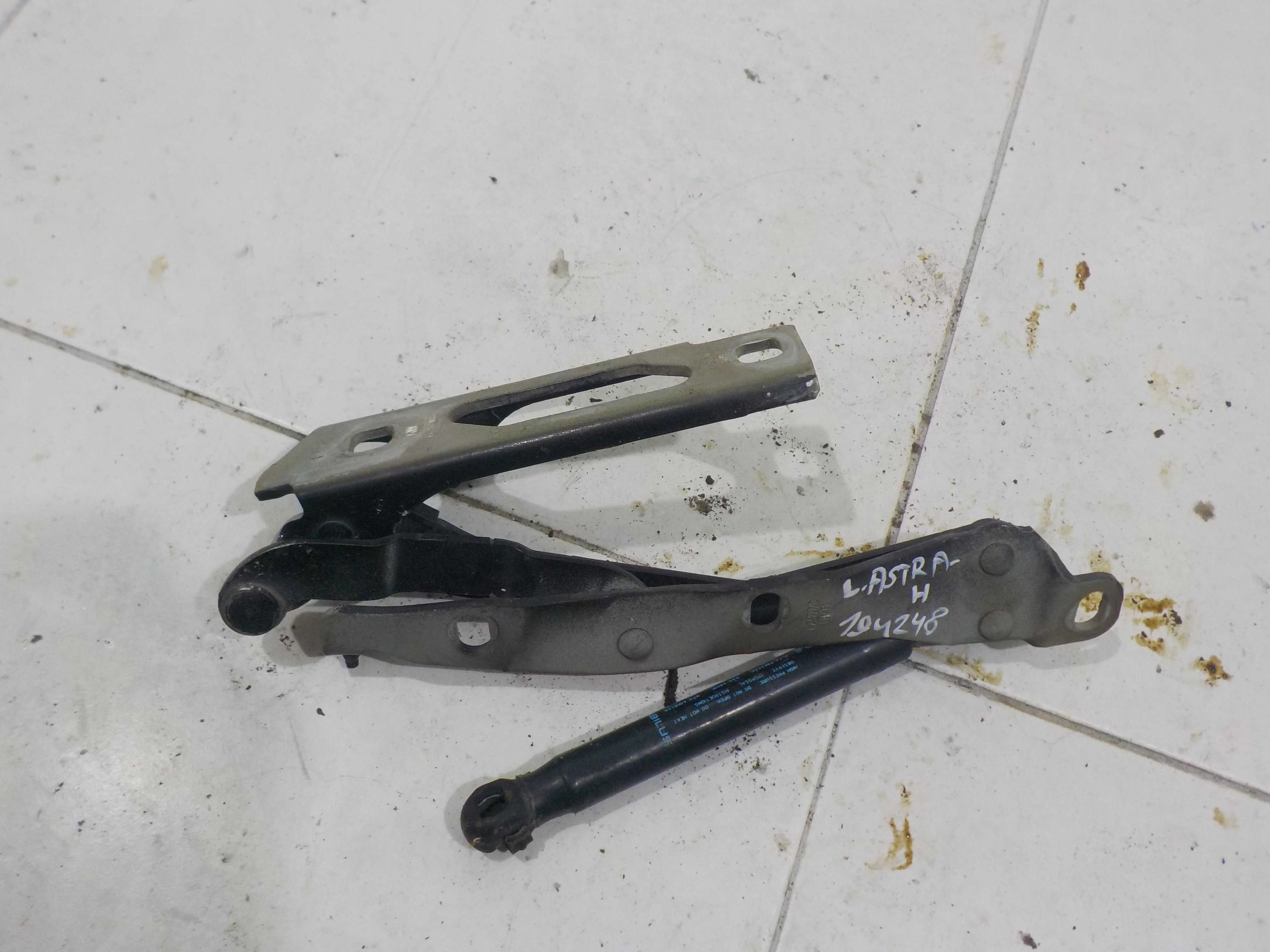 Петля капота Opel Astra H (2004—2007)  Лево